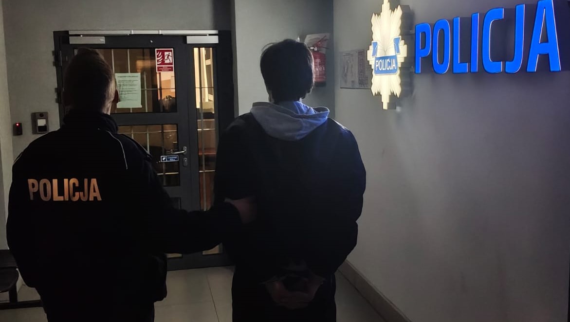 Augustowscy policjanci zatrzymali 28 - latka. Mężczyzna był poszukiwany przez Sąd Rejonowy w Augustowie celem odbycia kary roku i sześciu miesięcy pozbawienia wolności za udzielanie osobie substancji psychotropowych w celu osiągnięcia korzyści majątkowej.