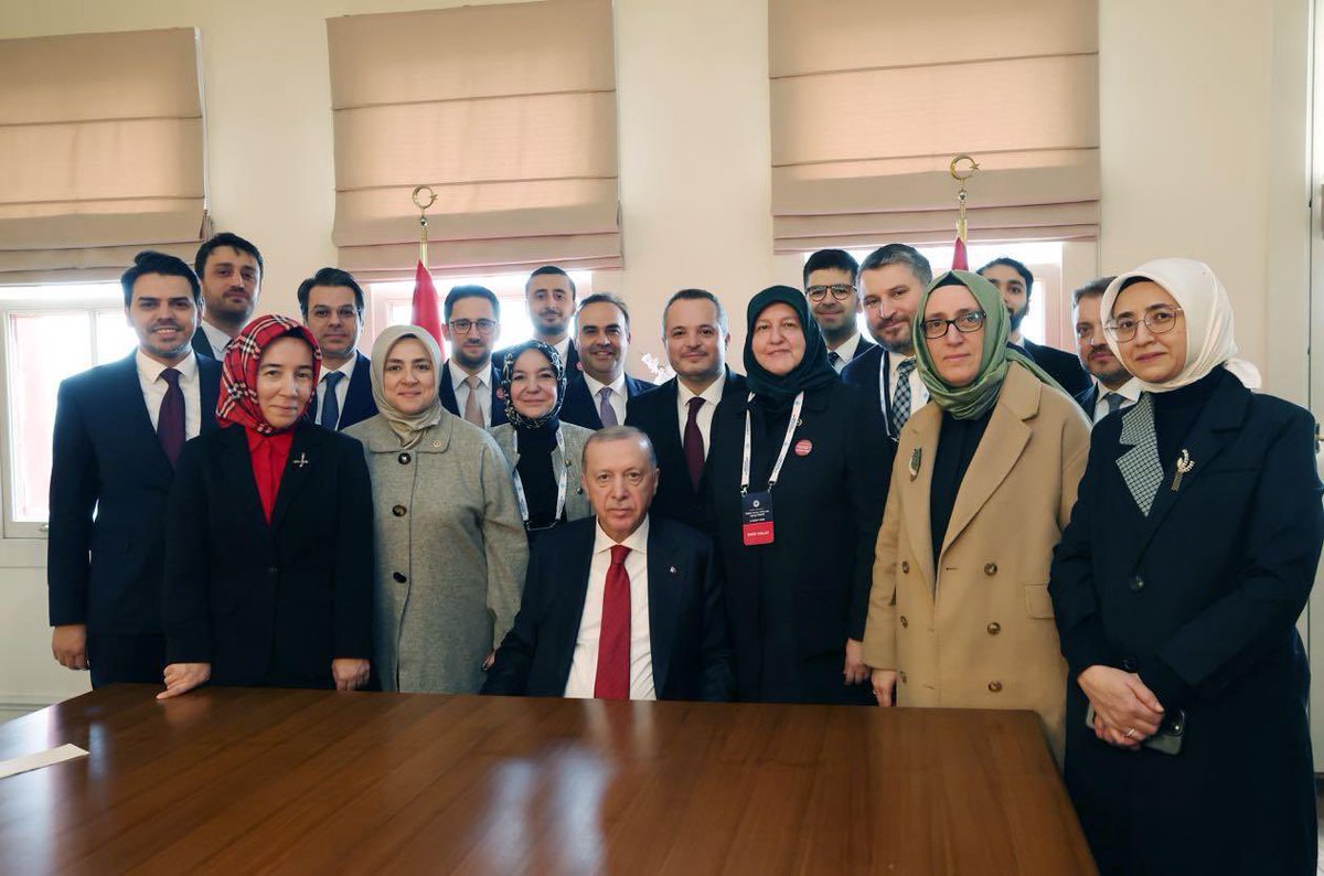 Bu arada kaynamasın.
Sayın Cumhurbaşkanımızın geçtiğimiz günlerdeki Boğaziçi Üniversitesi ziyaretindeki hatıra fotosu: ortak özellikleri hepsinin Devlet veya parti üst kademelerinde vazife yapan Boğaziçi mezunu olması. Bunlar sadece o gün programa gelenler. Bunun en az 5-6 katı