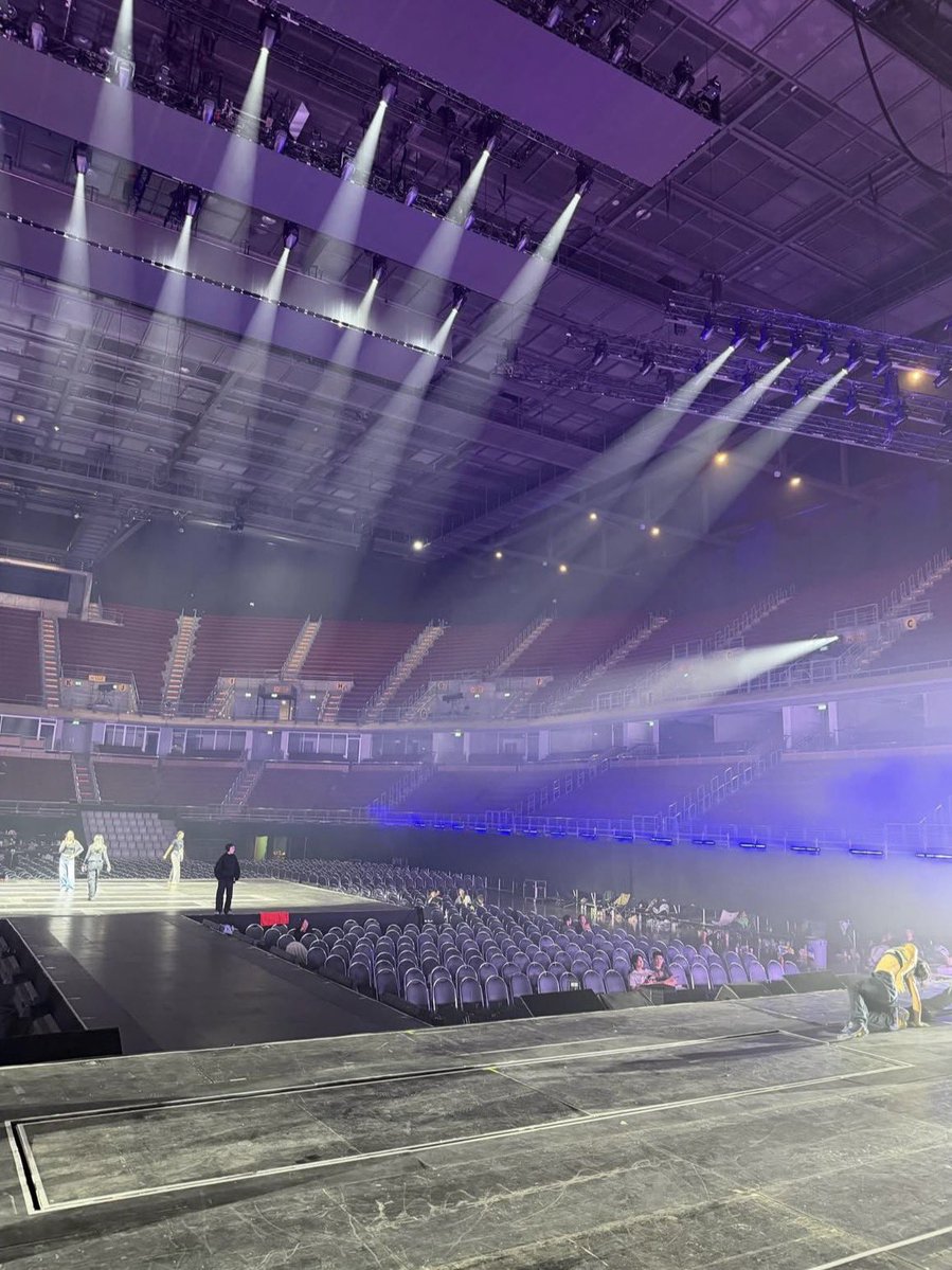 98th__'s tweet image. อีกทีนะทุกคน คือสิ่งนี้ใช่มั้ยหรือไม่ใช่ ข้าง ๆ นี่น้องปังปอนด์หรือพี่สี่นะ

#RISERCONCERT 
#phuwingtang