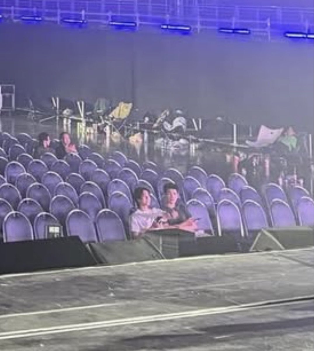 98th__'s tweet image. อีกทีนะทุกคน คือสิ่งนี้ใช่มั้ยหรือไม่ใช่ ข้าง ๆ นี่น้องปังปอนด์หรือพี่สี่นะ

#RISERCONCERT 
#phuwingtang