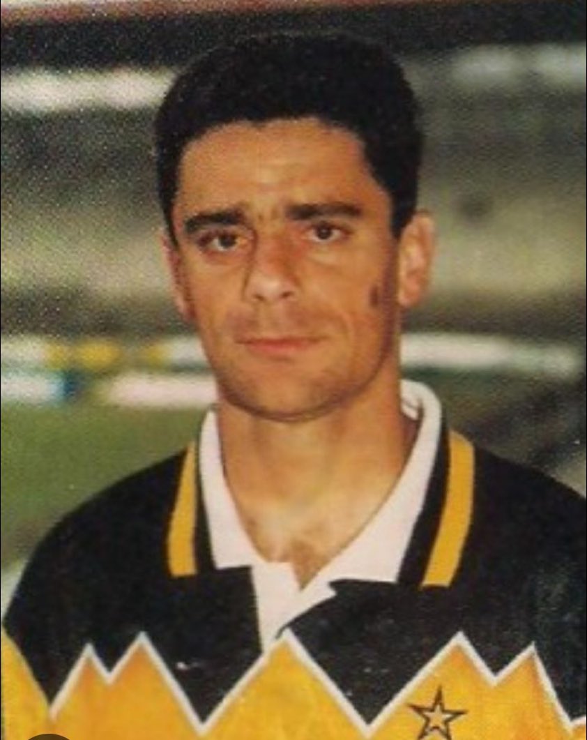 Hoje quem assopra as velinhas é um dos grandes volantes da história do Criciúma. O cara foi escolhido a dedo, sendo a única contratação do Tigre para a Libertadores de 92. E ficou até 97. Foram 265 jogos, com direito a 23 gols. Bí do estadual, 5º da América, 4 participações em
