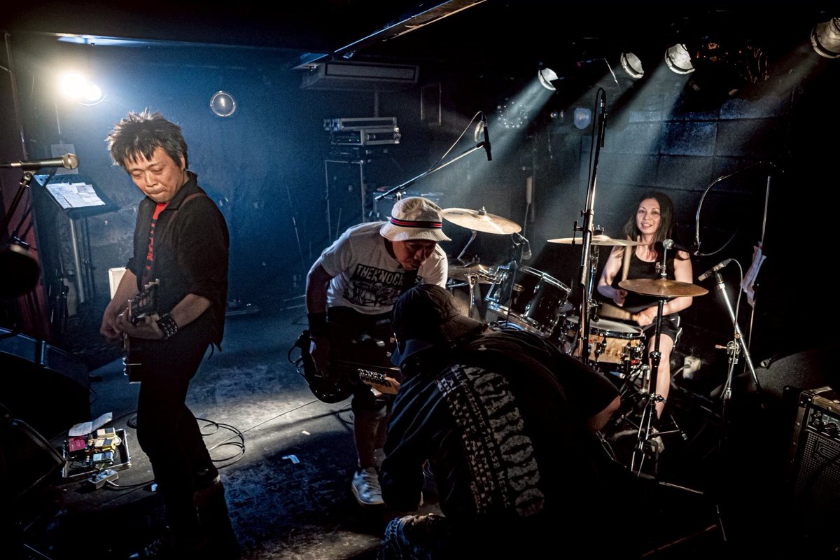 MAXXROONEY's tweet photo. ワタクシ、
次回のライブは…
明日2/17(火)
福知山soundratt にて、
THE KNOCKERS
(四ツ橋線ノッカーズ)
でベース弾きます。
皆様ヨロシクお願いします。 https://t.co/6EUCWIUQ0I