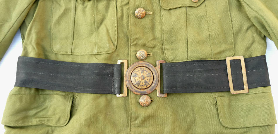 警防団の制服上衣になります。 警防団の襟章を外されて、 消防団の胸章