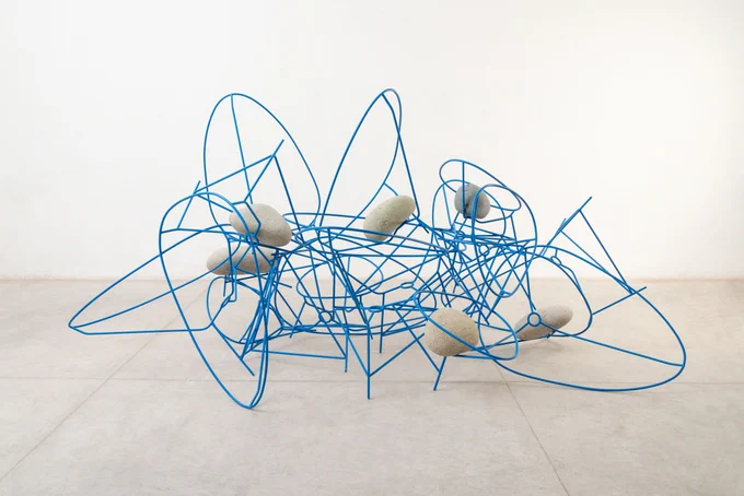 ホセ・ダヴィラ(Jose Dávila、1974-)は、メキシコのグアダラハラを拠点に活動するアーティスト。建築を学んだ背景を持っており、巨大な石、コンクリート、大理石、ガラスなどを使い、重力に逆らうような「危うい均衡(プレカリアス・バランス)」を保った彫刻作品で知られる。