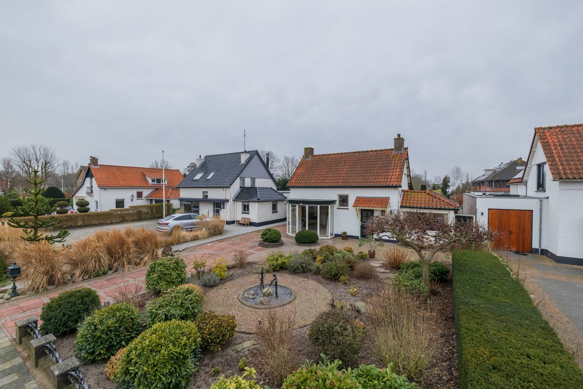 BergEraMakelaar's tweet photo. Levensloopbestendig wonen in een charmante semi-bungalow! 
Ruime vrijstaande semi-bungalow met ruime oprit, zonnige tuin op het zuidwesten en multifunctioneel tuinhuis. 
 https://t.co/arDJUdeIRu #BergERAMakelaars #NIEUW #Sassenheim https://t.co/z6a8vcTCi6