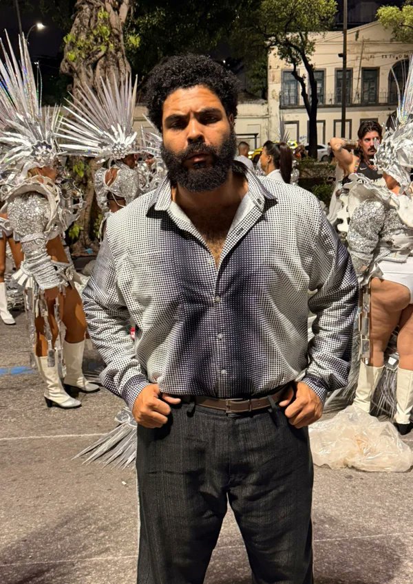 A canalhice da Rede Globo ontem no desfile da Acadêmicos de Niterói foi tão descarada que nem mesmo o Paulo Vieira, funcionário da casa, foi mostrado.