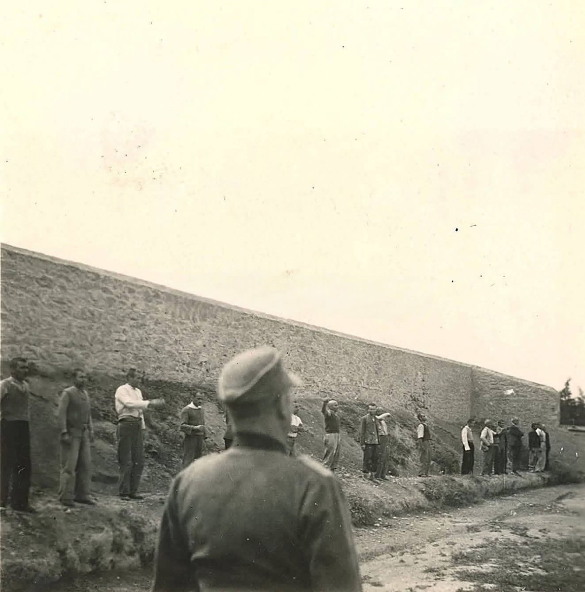 Atina'da iki yüz komünistin 1 Mayıs 1944'te Nazilerce infaz edilişini gösteren ve yeni ortaya çıkarılan sekiz fotoğraftan belki de en etkileyicisi bu. Katillerin, ölümün karşısında dimdik duran, direnen insanlar...