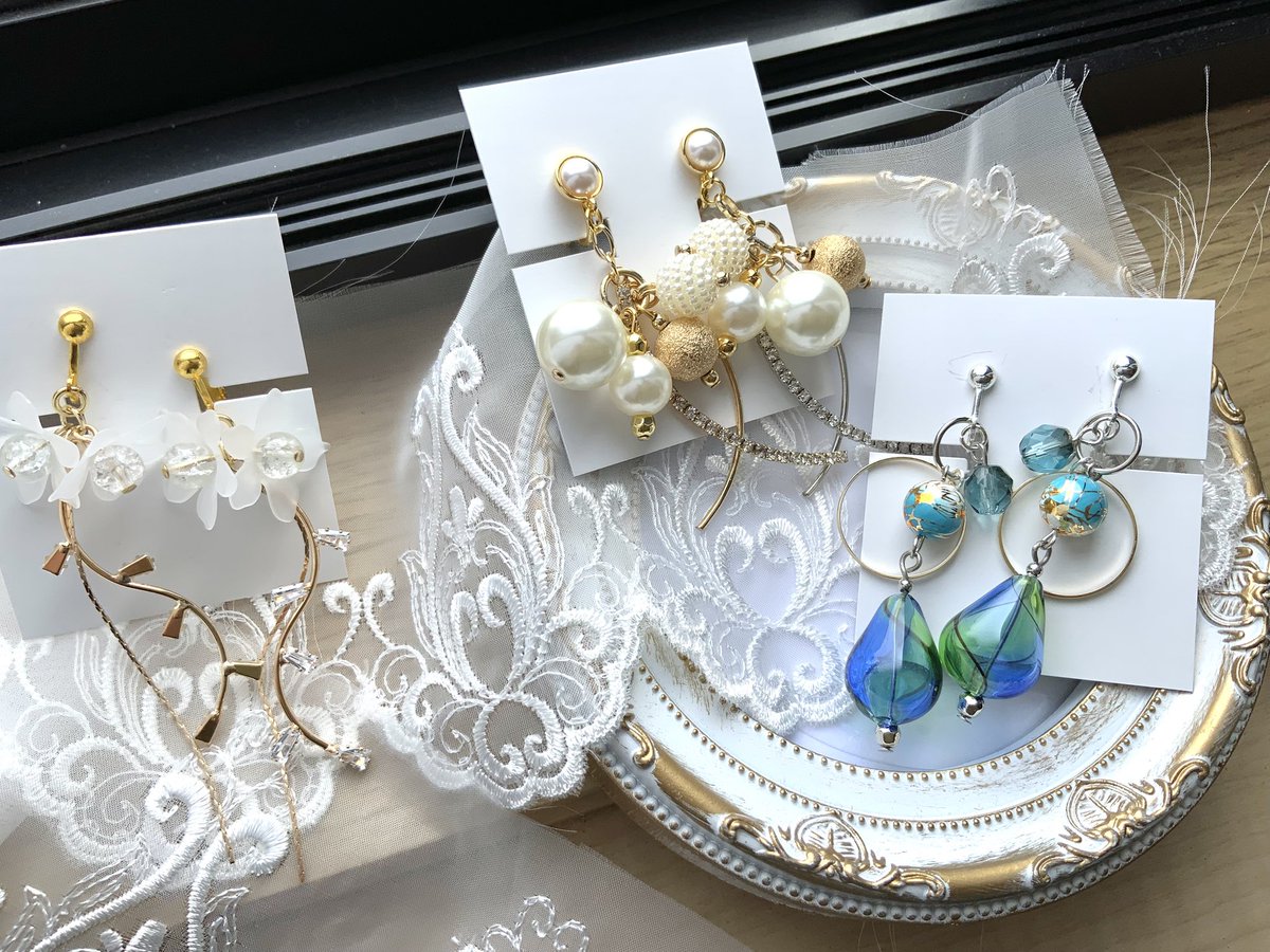 知人にオーダー頂いたもの。
ふわっふわな指示だったので個人的に解釈デザイン(笑)
どれが気に入ってもらえるかわかんないけども、振られたやつは22日のラブプラさんに連れていきます🍀*゜

青のガラスパーツは綺麗すぎて一目惚れしたものになります♥️