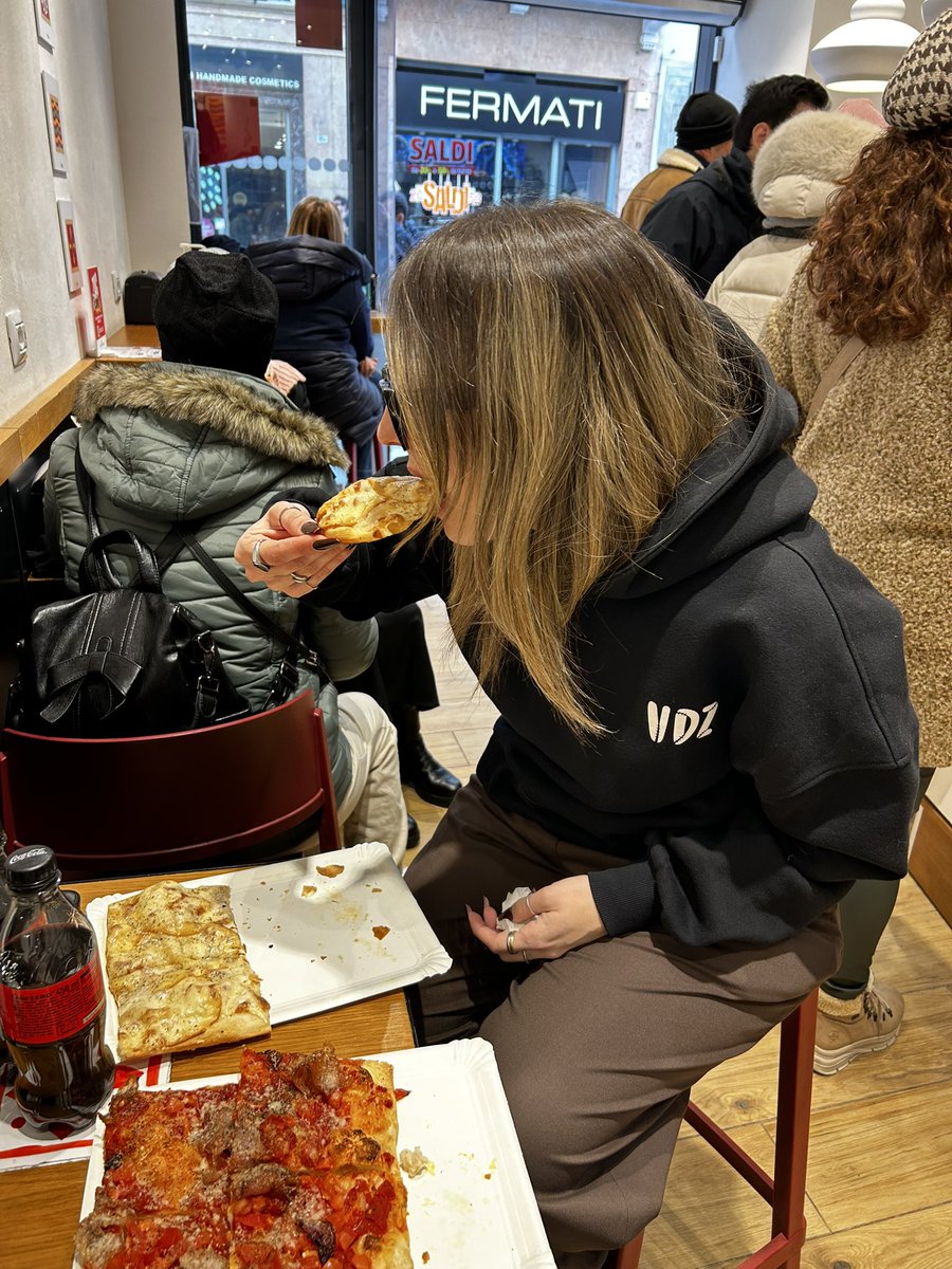 GM ☀️

Pizza and NFTs for breakfast.

Mondays aren’t for complaining.
They’re for building. 🍌