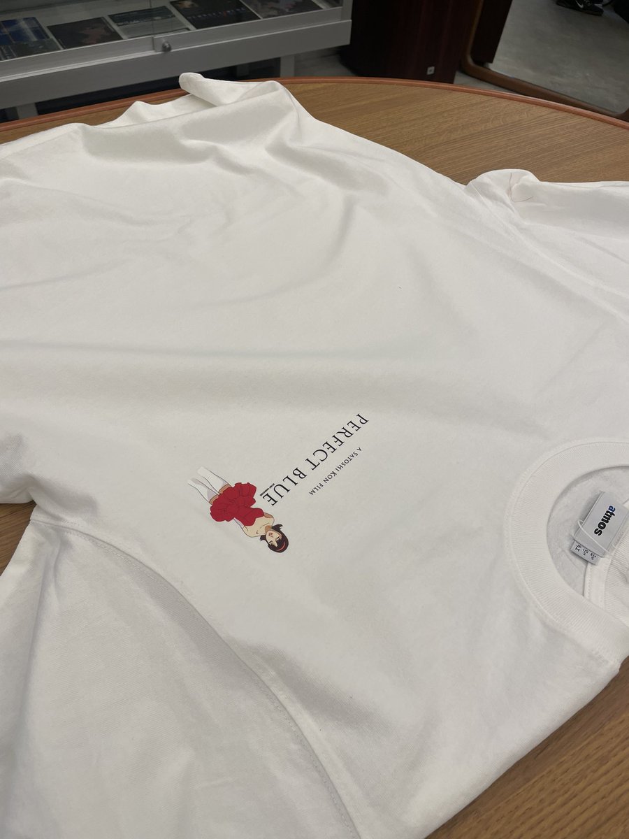 🌂PERFECT BLUE🌂
実施したアパレルカスタムがこちら🫱🎀
パプリカもパーツのサイズ感は
ほぼ同じになります

左👈
BODY
黒

LARGE 
作品ロゴ　白×2  黒×1

右👉
BODY
白

SMALL
作品ロゴ　黒×1
キャラクターパーツ　×1

ロゴONLYでインパクト、
小さいパーツで胸元ワンポイント
組み合わせは自在です