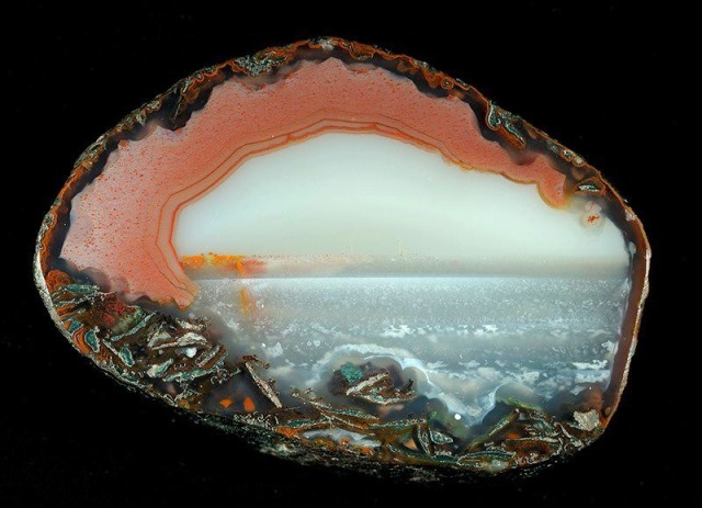 BiancoDavinci's tweet image. An agate stone that looks like a window to the ocean.