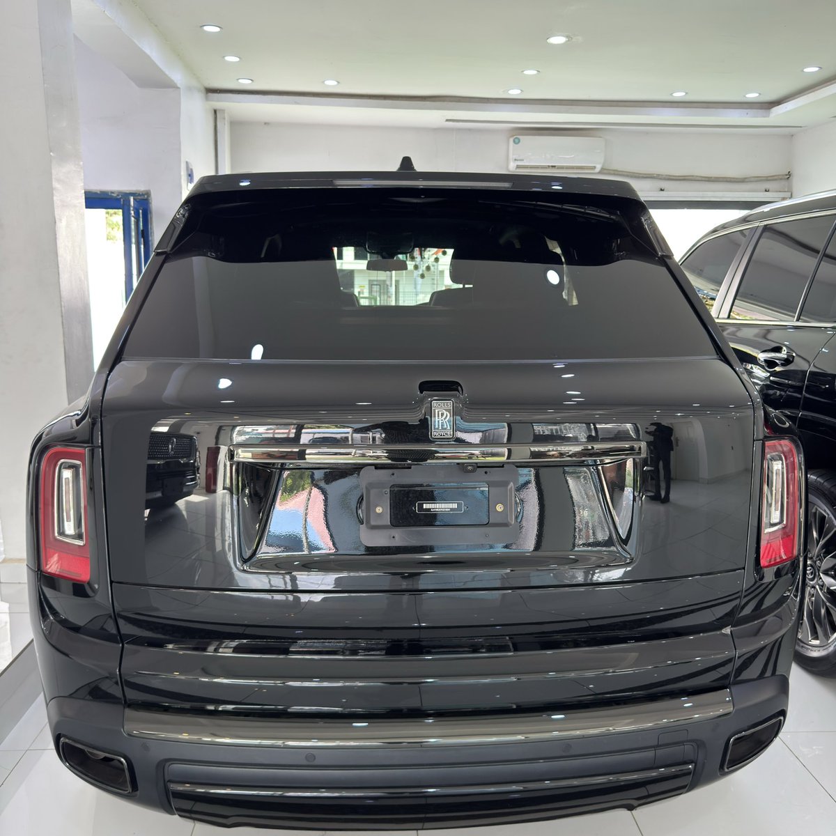 AmavinAutos's tweet photo. 🤴 Foreign used 2023 Rolls Royce Culinan. ⚫️ : N1billion.

Car for sale in Abuja, Nigeria, 1st Avenue, Gwarimpa.

Call or WhatsApp: 08137931776.

🏷️ Nationwide Delivery. https://t.co/s0E9WpFKEQ