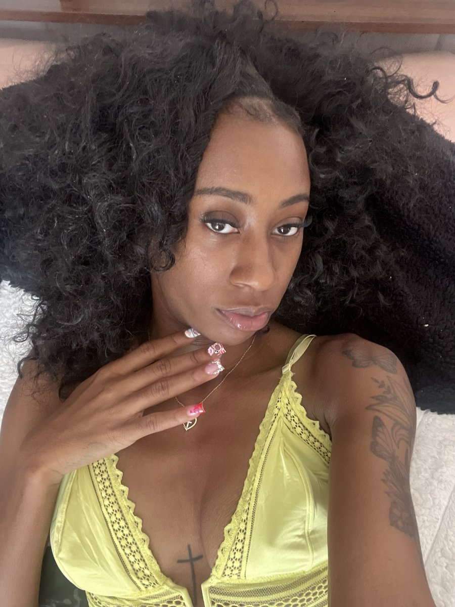 I’m so pretty and I snap pictures all day😩
