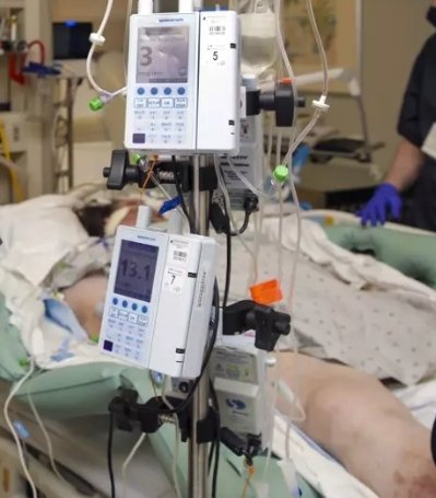 🫡Una patrulla, una emergencia, una vida salvada❤️‍🩹

El Z151 practicó #RCP durante varios minutos hasta la llegada de #SUMMA112, logrando que la mujer fuese trasladada  #Hospital Ramón y Cajal donde permanece en cuidados intensivos.
🫡 Enhorabuena‼️
Gran intervención💪 #OrgulloSUP