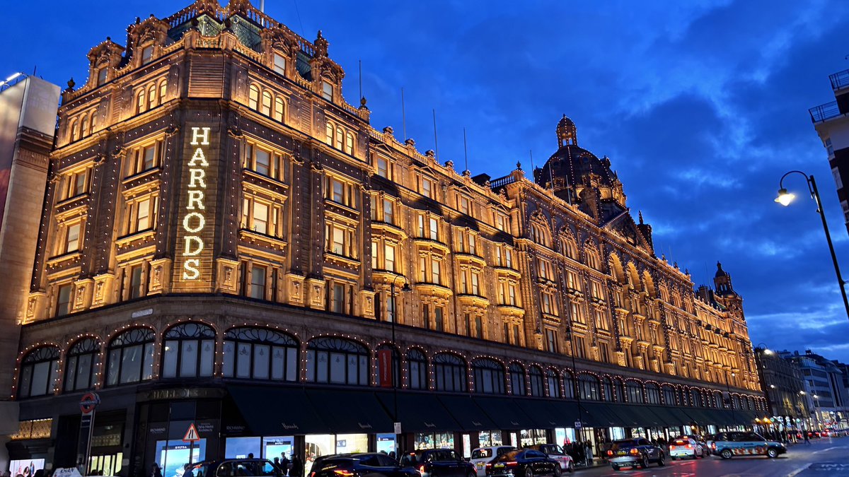 夜のハロッズめちゃ綺麗