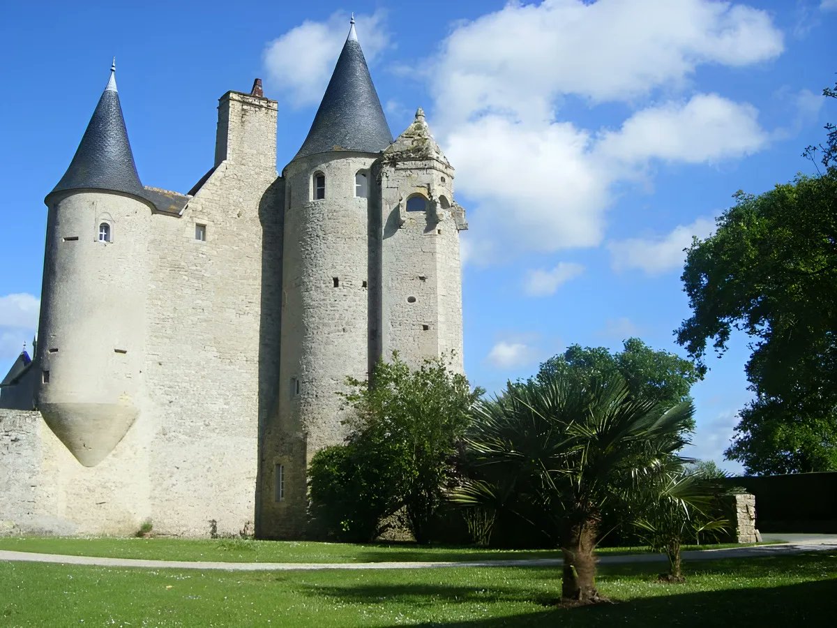 Le #manoir de Vaumicel est une ancienne demeure fortifiée qui se dresse à Vierville-sur-Mer dans le #Calvados, en #Normandie. Bâti au XVIe siècle il offre un aspect défensif avec ses tours percées de meurtrières. Il est inscrit au titre des monuments historiques depuis 1927.
