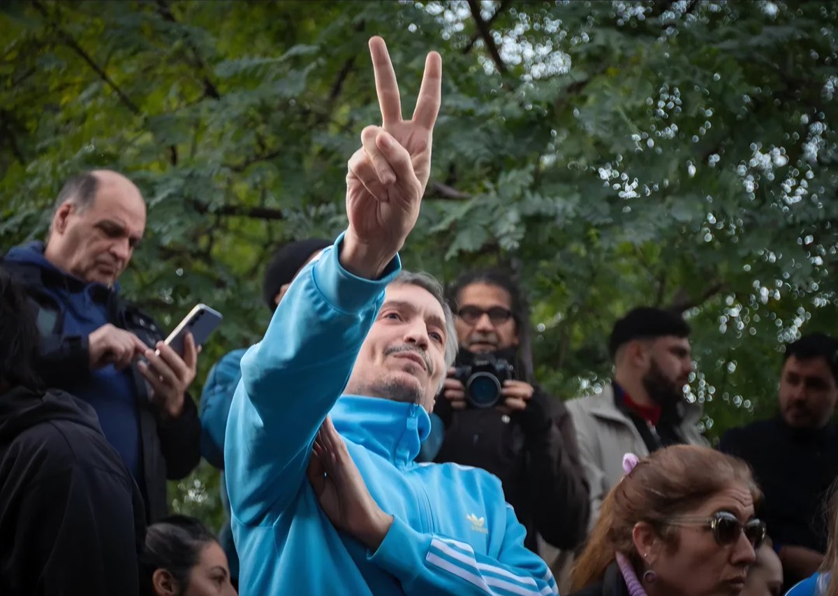 Cumple años el tipo que se le plantó al FMI, mientras Guzmán y las focas albertistas firmaban un acuerdo ruinoso para el país.
SIEMPRE del lado Kirchner de la vida ✌🏻