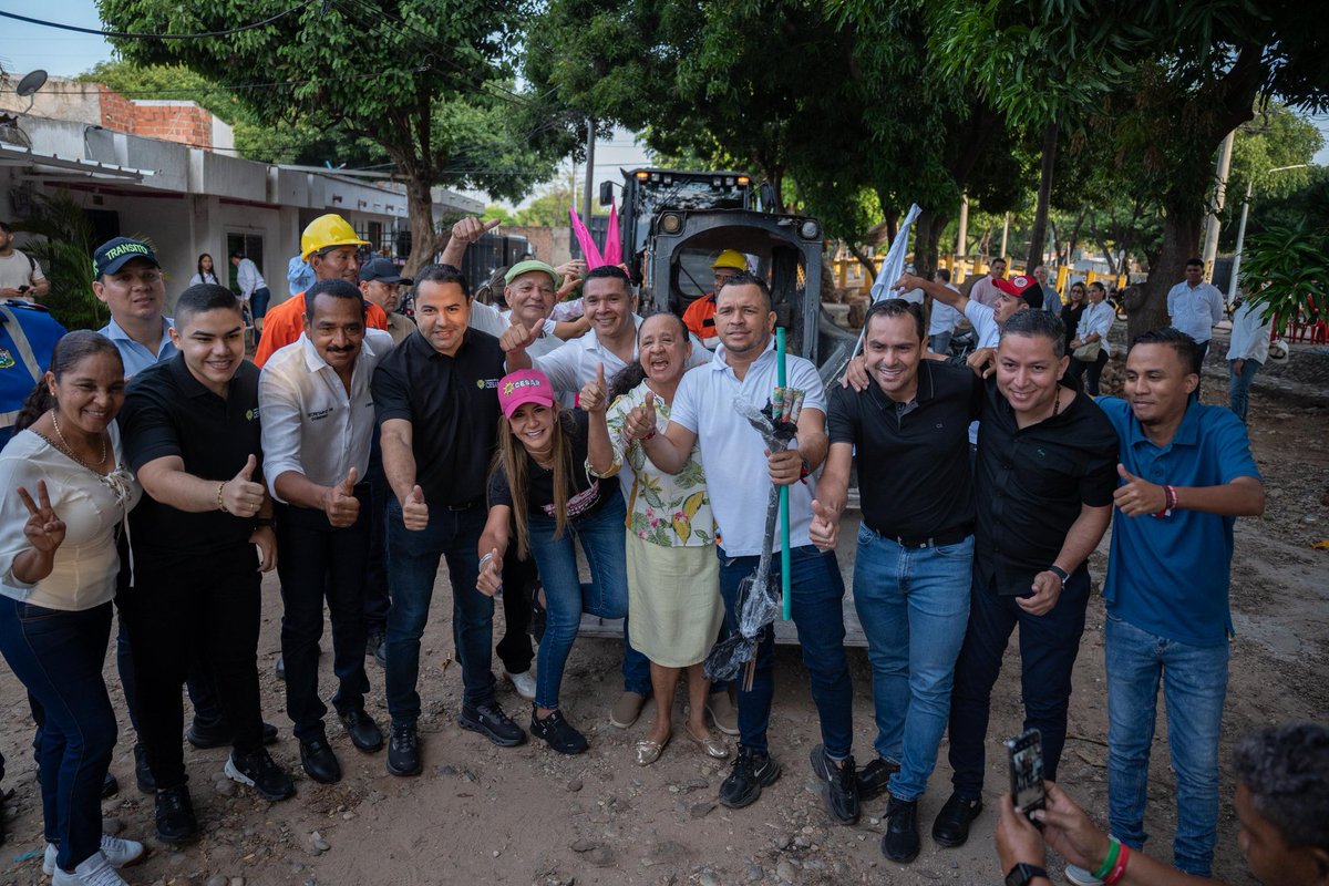 GobdelCesar's tweet photo. 🚧 ¡Esto ya empezó y Valledupar lo está viendo!

📍Desde el barrio Villa Miriam, la gobernadora @elviamilenasd inició hoy la Caravana del Pavimento Urbano, una estrategia que está cambiando barro y polvo por pavimentación y calidad de vida para miles de familias.

🧵 https://t.co/RDYbkg2Rdf