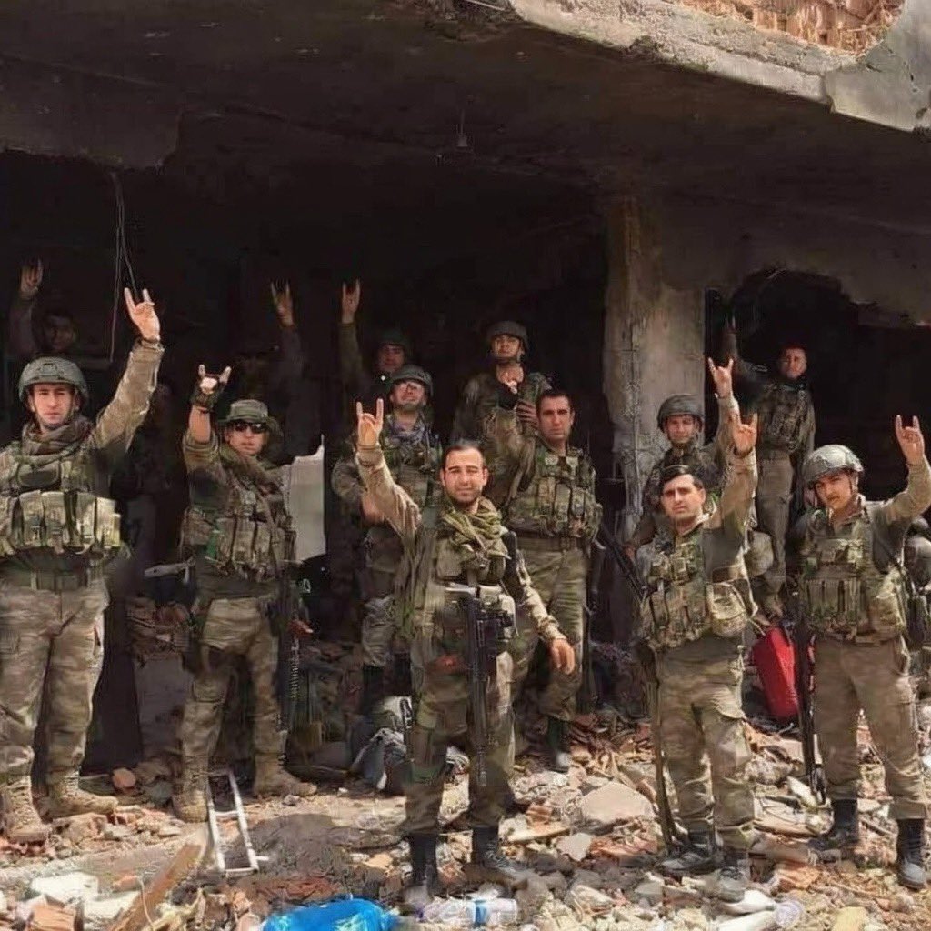 Biri de çıkıp demiyorki iyi ki varsınız.
Üzerine alınan herkese Selamünaleyküm 🇹🇷