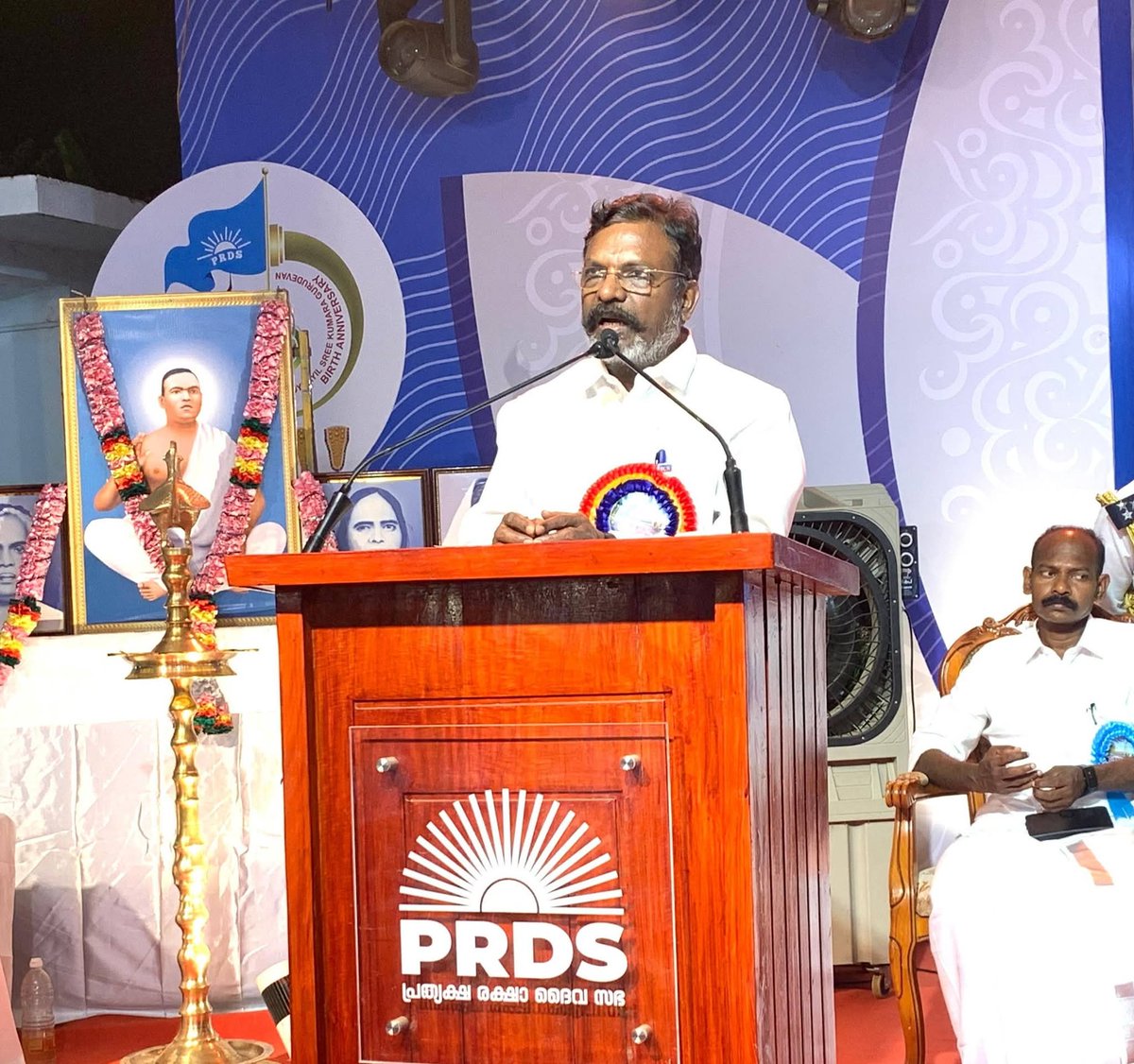 கேரளா மாநிலம் திருவல்லா அருகே PRDS ஒருங்கிணைப்பில் நடைபெற்ற ஸ்ரீகுமாரகுருதேவன் (பொய்காவில்)
அவர்களின் பிறந்தநாள் விழா நிகழ்வில் கலந்து கொண்டேன்.   மாண்புமிகு கேரள முதல்வர் பினராயி விஜயன் <a href="/pinarayivijayan/">Pinarayi Vijayan</a> , எதிர்க்கட்சித் தலைவர் ரமேஷ் சென்னித்தலா, மற்றும் அமைச்சர்கள் பங்கேற்று