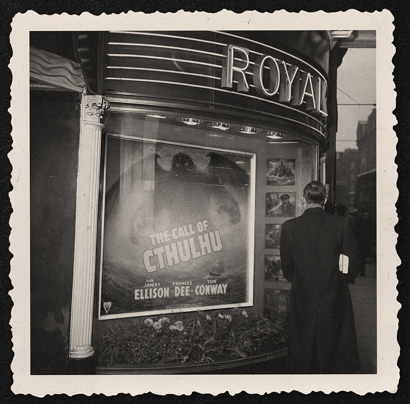 Et si en 1938, Orson Welles avait choisi d’adapter à la radio non pas La Guerre des mondes, mais L’Appel de Cthulhu ? 
Et si la panique radiophonique avait lancé la carrière hollywoodienne de Lovecraft ?