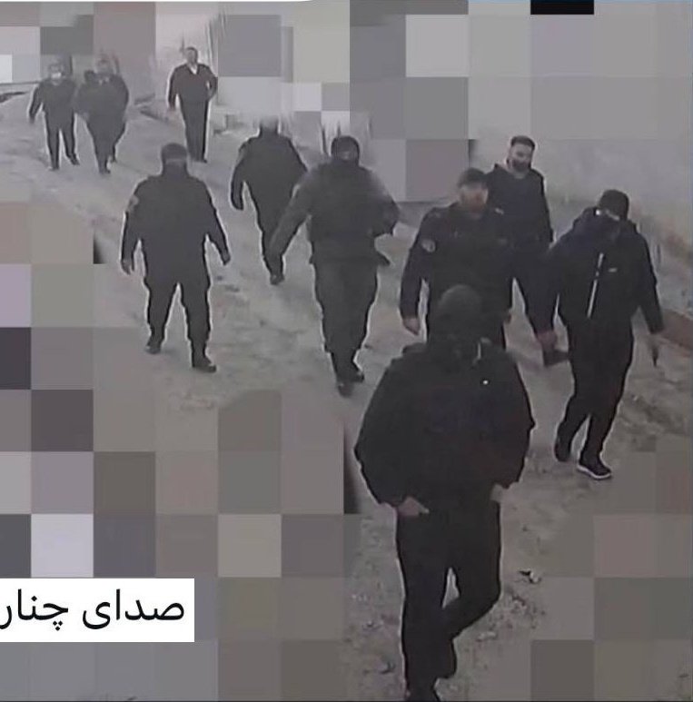 کسانی که با حمله نظامی مخالف هستید
مردم دست خالی چطور در مقابل این قوم وحشی جنایتکار بایستند ؟!
تصویری از حمله امروز رژیم به چنار همدان !!!
#جاویدشاه