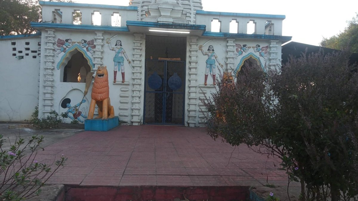 ସଫେଇ କାର୍ଯ୍ୟକ୍ରମ - ୩
କନ୍ଦାଢୁଡ଼ା ଗ୍ରାମର ନବମ ଶ୍ରେଣୀ ଛାତ୍ରୀମାନେ ଗ୍ରାମ ଶିବ ମନ୍ଦିର ପରିସର ସଫା କରୁଛନ୍ତି ।