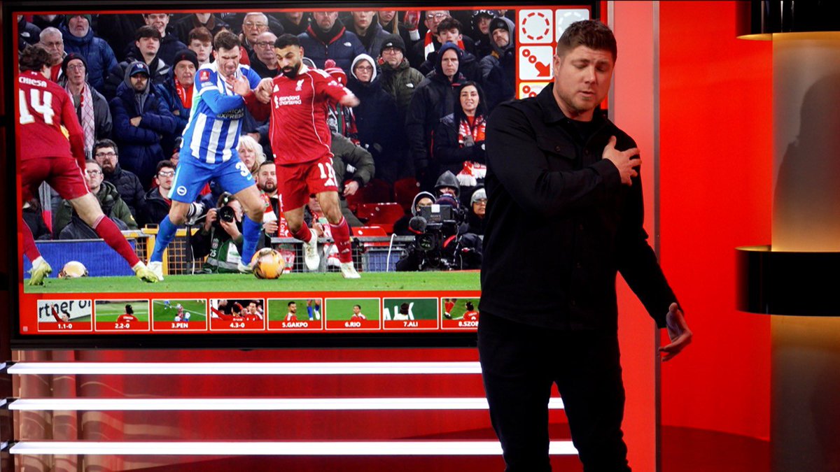 NeilMellor33's tweet image. Huge credit to the referee for being so close to the action and being decisive without var to point to the spot for a very obvious penalty 👏 
#Ref #Penalty #ReviewShow #LFC