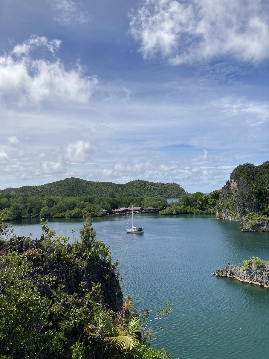 rivaaaaf's tweet photo. ketika foto ngasal tp lu di raja ampat https://t.co/UsVBOrpvM9