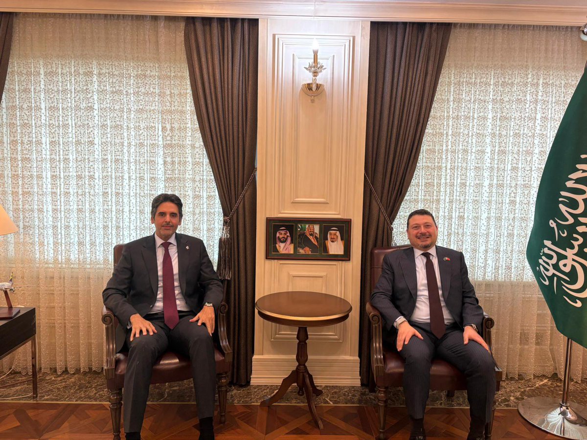 التقى سعادة السيد/ فيصل بن عبد الله آل حنزاب – سفير الدولة لدى الجمهورية التركية، اليوم سعادة السيد/ فهد بن أسعد أبو النصر – سفير المملكة العربية السعودية، في زيارة تعارفٍ ودية.
وخلال اللقاء ، جرى بحث مجالات التعاون ذات الاهتمام المشترك.