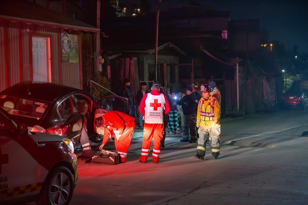 Asesinan a conductor que transitaba por la colonia Reforma y se termina estampando contra escaleras de iglesia. 

📷 Arturo Rosales 

La información completa ➡️ tinyurl.com/ycxu3nhj

#Policiaca #Seguridad #Violencia #Tijuana
