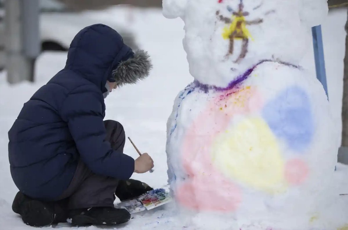 NewYorkFamily's tweet image. Easy, kid-friendly snow day activities that don’t require fancy supplies or Pinterest-level effort. Just fresh snow, curious kids, and a parent willing to bundle up for a bit⛄ newyorkfamily.com/easy-fresh-sno… #NewYorkFamily #SnowDay #MidWinterBreak