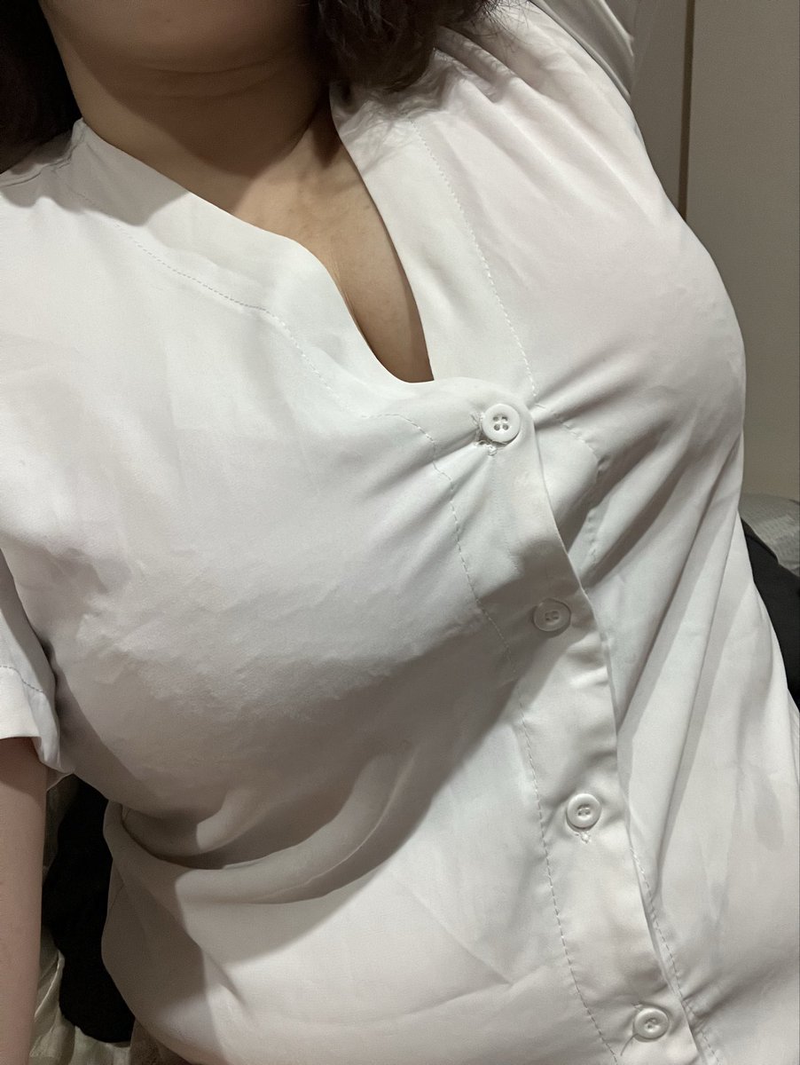 liouamy80's tweet photo. 奶大的困擾，一直爆😭
猜內衣顏色 https://t.co/B8eDMp6kY6