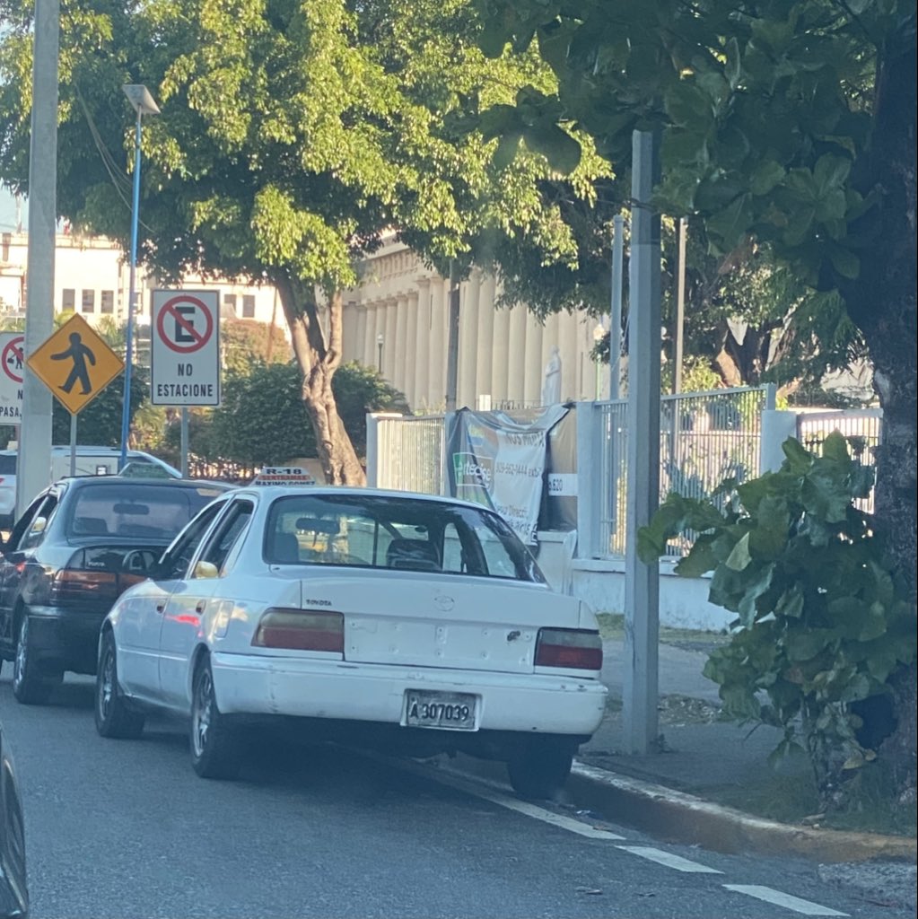 Av. Máximo Gómez casi esquina Independencia, letrero de “No Estacione”, y los dueños del país, como nada. A pocos metros, unos agentes de <a href="/digesettrd_/">DIGESETTRD</a> y el <a href="/INTRANT_RD/">Instituto Nacional de Tránsito y Transporte</a> no hace nada. Ellos, esperando llenar el carro de pasajero.