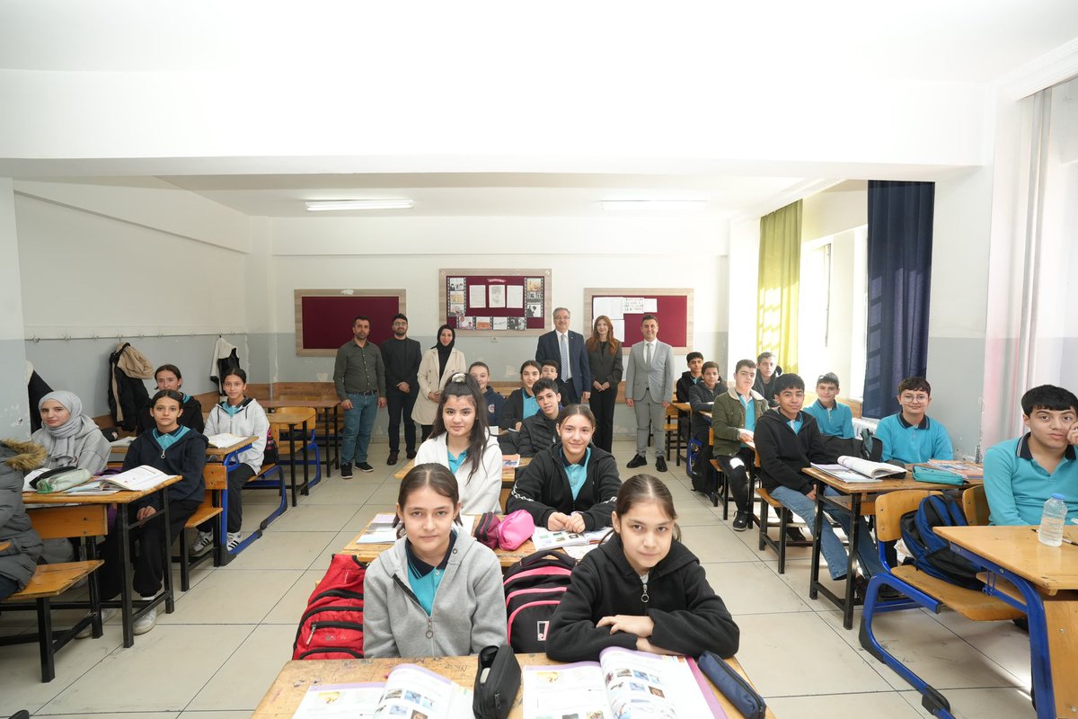 tayfun_eser's tweet photo. Bugün okulumuzda İl Milli Eğitim Müdürümüz Sayın Dr. Önder Arpacı’yı ağırlamaktan büyük memnuniyet duydum.
Sayın Müdürümüzün öğretmenlerimiz ve öğrencilerimizle bir araya gelerek okulumuzda yürütülen eğitim-öğretim faaliyetlerine ilişkin değerlendirmelerde bulunması bizleri son derece mutlu etmiştir.
Nazik ziyaretleri ve değerli teşrifleri için kendilerine şükranlarımı arz ederim.
@Dr_Onderarpaci