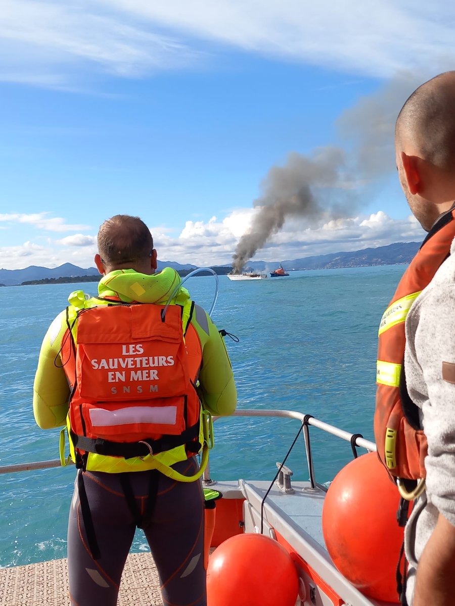 #SAUVETAGE 🆘 Le 04/02 un yacht de 21m a pris feu au large de Juan-les-Pins 🔥 Les #SauveteursenMer #SNSM de Cannes &amp; d'Antibes ont été mobilisés pour éteindre les flammes &amp; sécuriser les environs avec le concours de pompiers, de la Sécurité civile &amp; de la Gendarmerie maritime 🆘