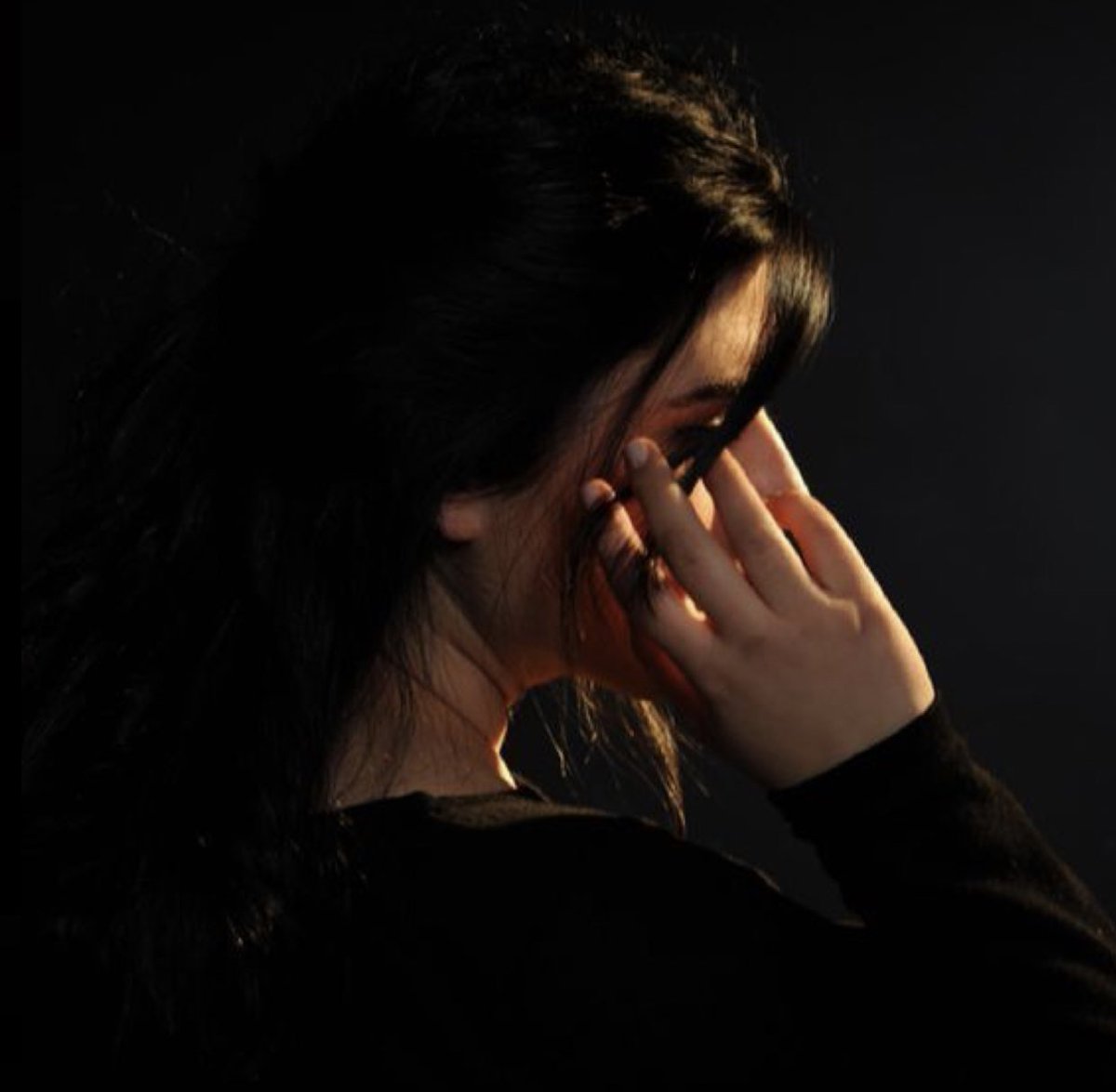 ••
~
~
كـم كان 
ثــوب غيابـه باليا
لا يستـر  عــذره

🕊💜
~
••#اضغاث_اقلا