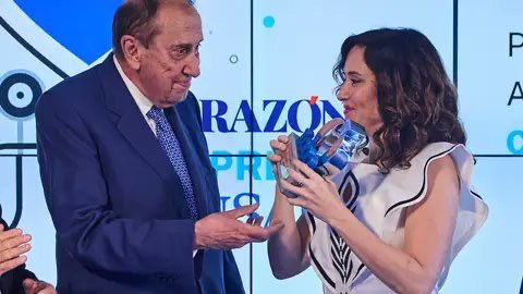 GermanGorraiz's tweet image. ¿Adónde llegas si sigues la línea de puntos?
Mauricio Casals es el Presidente de la Razón; Consejero de Atresmedia y
Vicepresidente Segundo del Patronato de la Fundación Quirónsalud.
¿Todo claro ahora?