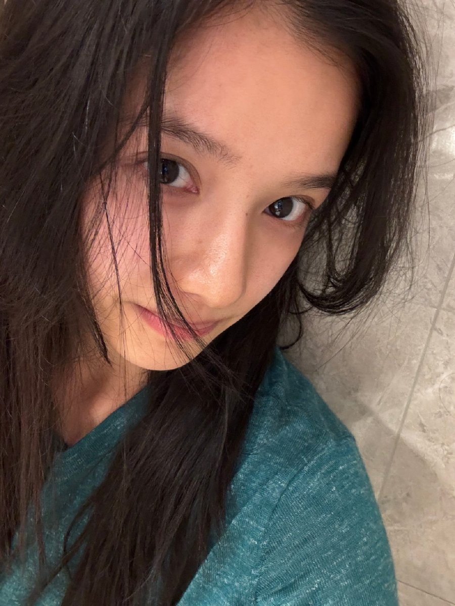 จางจิ้งอี๋ส่งข้อความเสียงเข้ามาในกลุ่มออฟฟิเชียลเยอะมาก บอกว่าขอบคุณทุกคนที่อยู่เคียงข้างกันมาตลอดทั้งปี แถมยังส่งรูปเซลฟี่มาด้วย

#จางจิ้งอี๋​ #Zhangjingyi #张婧仪