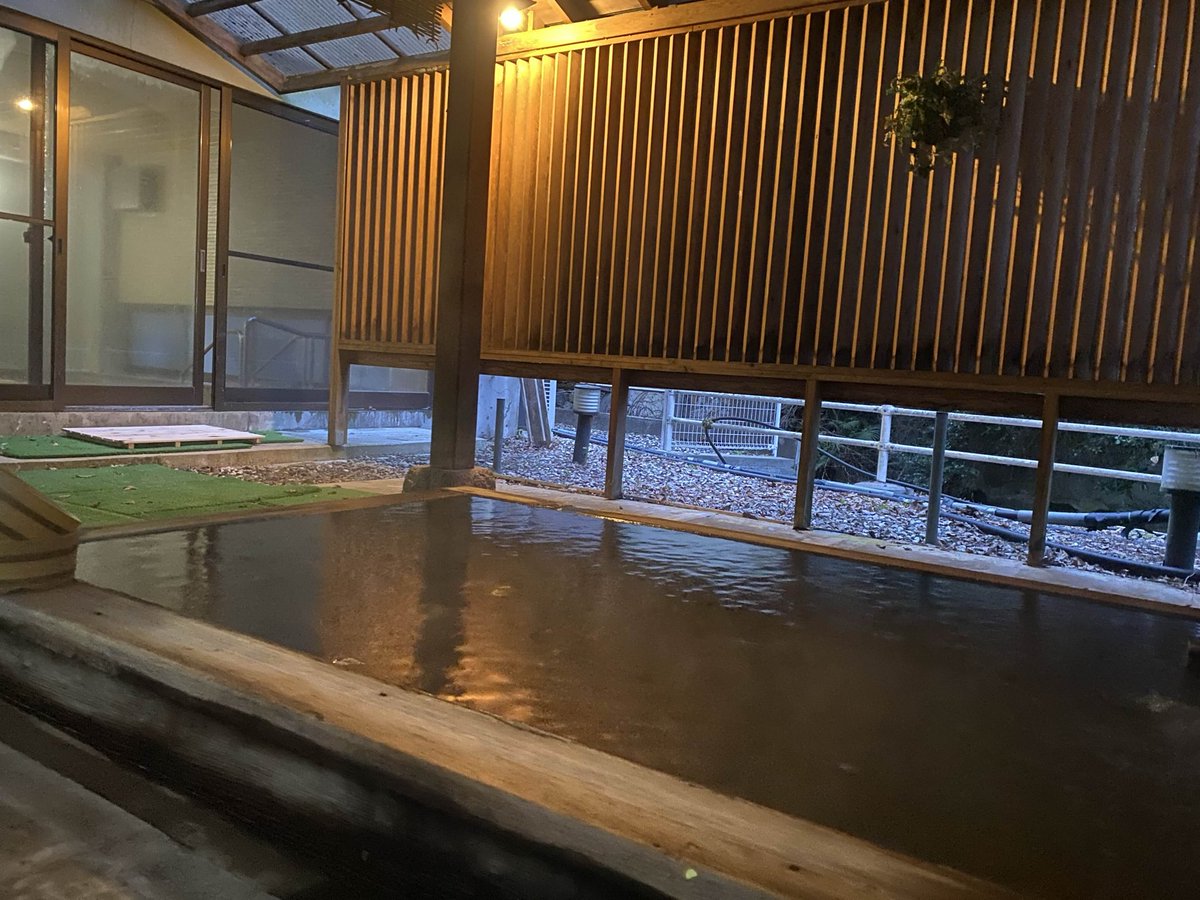 ゲーミングスペース　元廃旅館
この機会にいろいろ気にしてくれてるところもあると思うのでちょっと長く書きます。

残置物などありで格安購入した背景があり、
現状使えないところ(雨漏りなどももちろん)
が西の方から引っ越してきた住み込みスタッフの協力などで少しずつ片付いてってます。