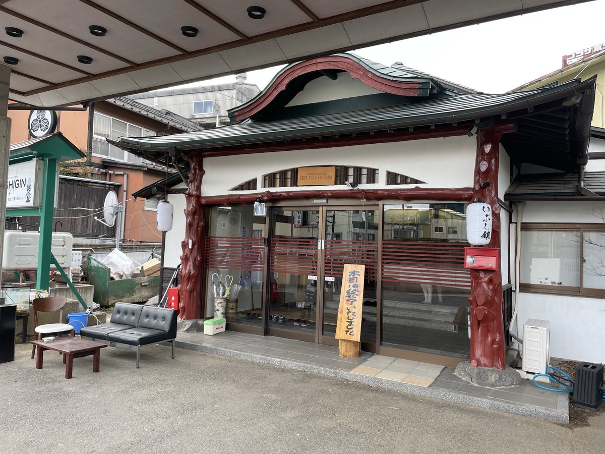 OkomeeRice's tweet photo. ゲーミングスペース　元廃旅館
この機会にいろいろ気にしてくれてるところもあると思うのでちょっと長く書きます。

残置物などありで格安購入した背景があり、
現状使えないところ(雨漏りなどももちろん)
が西の方から引っ越してきた住み込みスタッフの協力などで少しずつ片付いてってます。

まだ手もつけれていない西館や黄金風呂。
捨てれてないゴミ。
2階にある使えるようになる気もしない調理場笑

設備屋さんにも見てもらったりしたものの未知数すぎる配管。
個室のトイレ水出したら下に漏れたり笑
※なので今共用トイレだけ使ってます

上げ出したらキリがない現状ですが、
それでも少しずつ直せるところを直しつつ、捨てれるものを捨てつつ。
真っ先にゲーミングスペースを開くためにロビーフロアを片付け、クリーニングを入れ。

ホールや宴会場の片付けは終わったのでそろそろ館内利用したファンミーティングとかはやりたいなと思ってたりとか。

今回オープンしたバーコーナーやラーメンコーナーもロビー階だったので今回オープンまでこぎ着けました笑

5階の客室もキレイ！とは行かないまでも、
あー旅館てこんな感じだよね？みたいな
(清掃はしっかり入ってます！)

で、楽しみにしてもらってる旅館業の方は消防設備が館内使ってないところも含めるとどでけー金額かかるので難航オブ難航してます😇
休憩所とかで客室使えないかな？とかは行政書士の先生に相談したりしながら色々な可能性模索中なので気長にお待ちください。

ただ日帰り入浴はもうすぐでオープン出来ると思うので！
ゲームして、温泉入って、酒飲んで、みたいな過ごし方が出来るようにはなってきました！

色々書きましたが、
片付けたとこもよく見れば汚かったり、
お金かけてない分カーテンも薄汚れてたり笑
出来る範囲で少しでも見かけ良くって感じで時間はかかりながらも着実に進んでます！

飯坂温泉に来て、いろいろな人に協力してもらい県内でもチーム、eスポーツの認知度は向上していてすごく様々問い合わせもらってます。

こういった積み重ねで飯坂〜福島、広くは東北の魅力を少しでも日本中、世界中に広げて行けるようにと思っています。

なので先ずはふらっと飯坂に来てください🫶
選手誰かしら居ます！
※本人の負担にならない程度に

必要なら車出して観光連れて行きます！

飲み屋、飯屋も紹介します！笑
でも実際泊まるにはいいけど遊ぶには物足りない感はあります！

いいも悪いも見てもらえると嬉しいです。

ブルー入ってて初めてよかったと思えたなこれ
長々書きましたが！質問あれば気軽に聞いてくださいね！

#飯坂温泉
#IBUSHIGIN