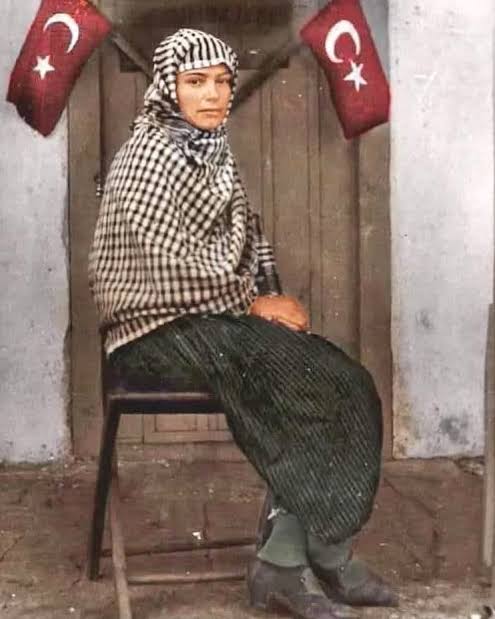 Abdurrahman, fotoğraftaki kişi Türkiye'nin seçilmiş ilk kadını ve gördüğün gibi başörtülü.

Aydın Çine Demircidere köyü muhtarı Gül hanım.

Atatürk 26 Ekim 1933'te kadınlara muhtar seçme ve seçilme hakkı verdi. Gül hanım 6 Kasım 1933 tarihindeki seçimlerde 7 erkek adayı geride