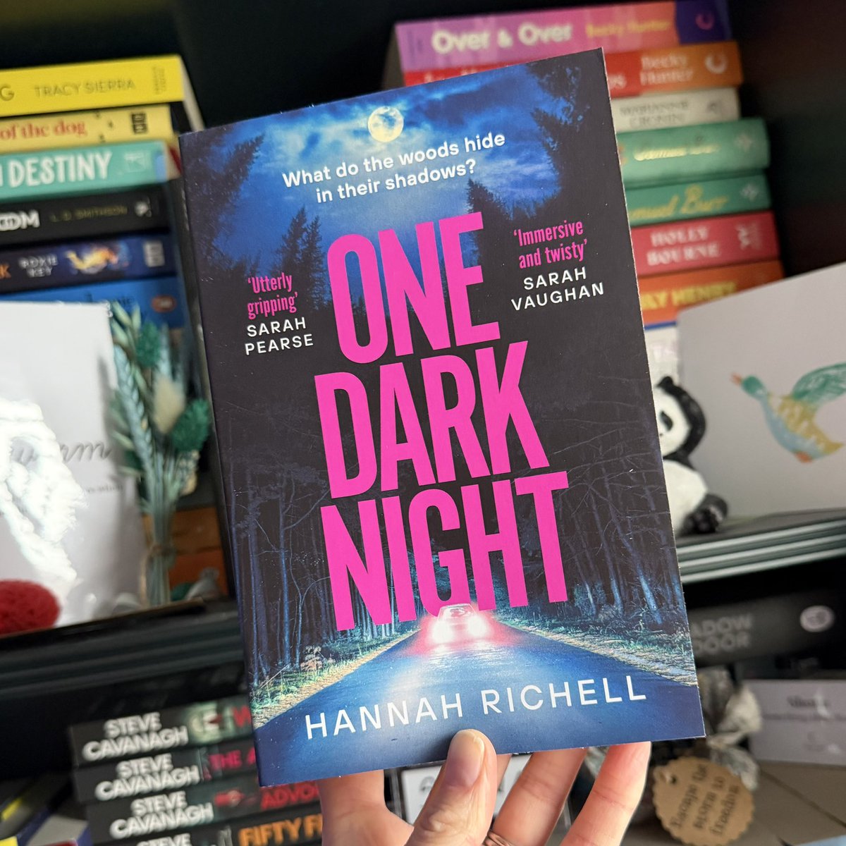 shonaholmes23's tweet photo. 📚📮#BookPost📚📮
Very excited to receive this copy of #OneDarkNight by #HannahRichell ahead of my spot on the #BlogTour with @RandomTTours next month📆
Have heard so many good things about this one!
Huge thanks to @simonschusterUK for sending 📖
#BookTwitter #bookblogger https://t.co/oTOaX9NevF