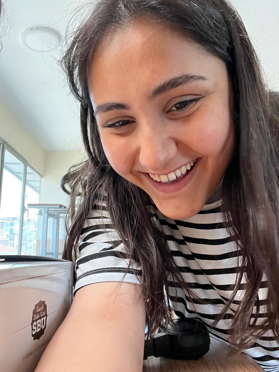 İki yıl önce KYK yurdunda asansöre sıkışarak hayatını kaybeden #ZerenErtaş...

O zaman herkes "Peşini bırakmayacağız" diyordu

Şu an hiç tutuklu sanık yok

Yarın asansör firması çalışanlarının karar duruşması var

Ailenin yanında öğrencilerden başka kimse yok

Ayrıntılar için👇