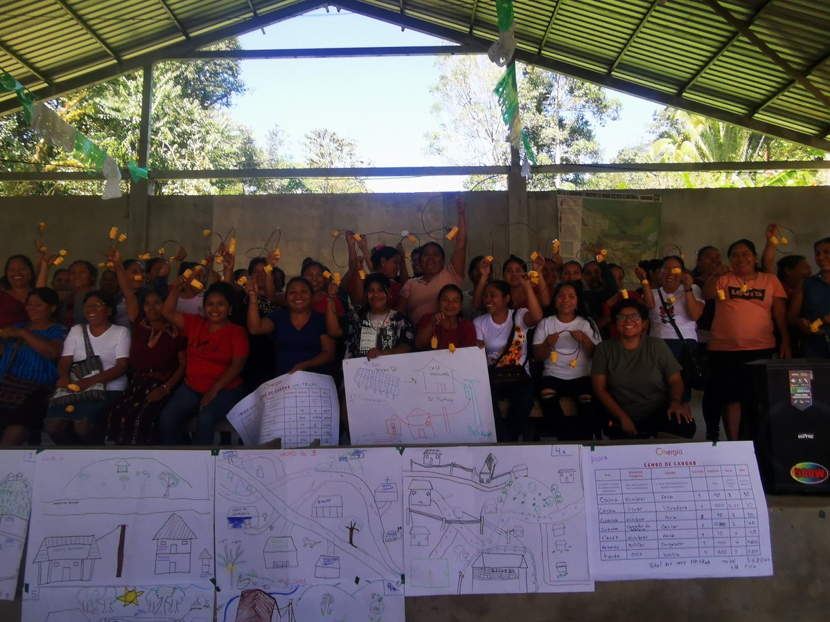 💡En CoopalaAA La Esperanza, las mujeres participaron en un taller en el que aprendieron a hacer su propia extensión de luz y a registrar el consumo de luz en sus hogares. ✊🏽☀️💡💚
Gracias a @onergiacooperativa por el acompañamiento en este proceso. 
<a href="/periferies/">Perifèries</a>