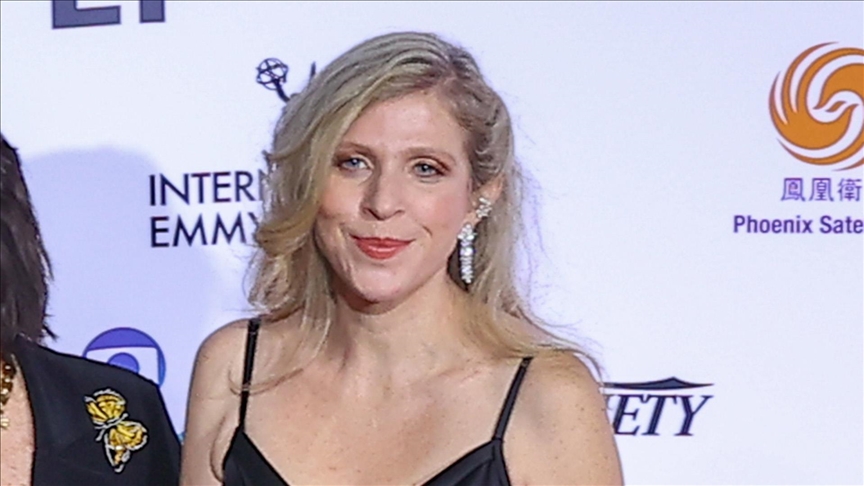 Emmy ödüllü “Tehran” dizisinin yapımcısı İsrailli Dana Eden, Atina’daki bir otelde ölü bulundu

▪️ Yunan polisi olayla ilgili soruşturma başlattı, cinayet ihtimali araştırılıyor

▪️ Yunan basını, boyun ve ellerinde şüpheli morluklar tespit edildiğini ileri sürdü

▪️ Ölüm