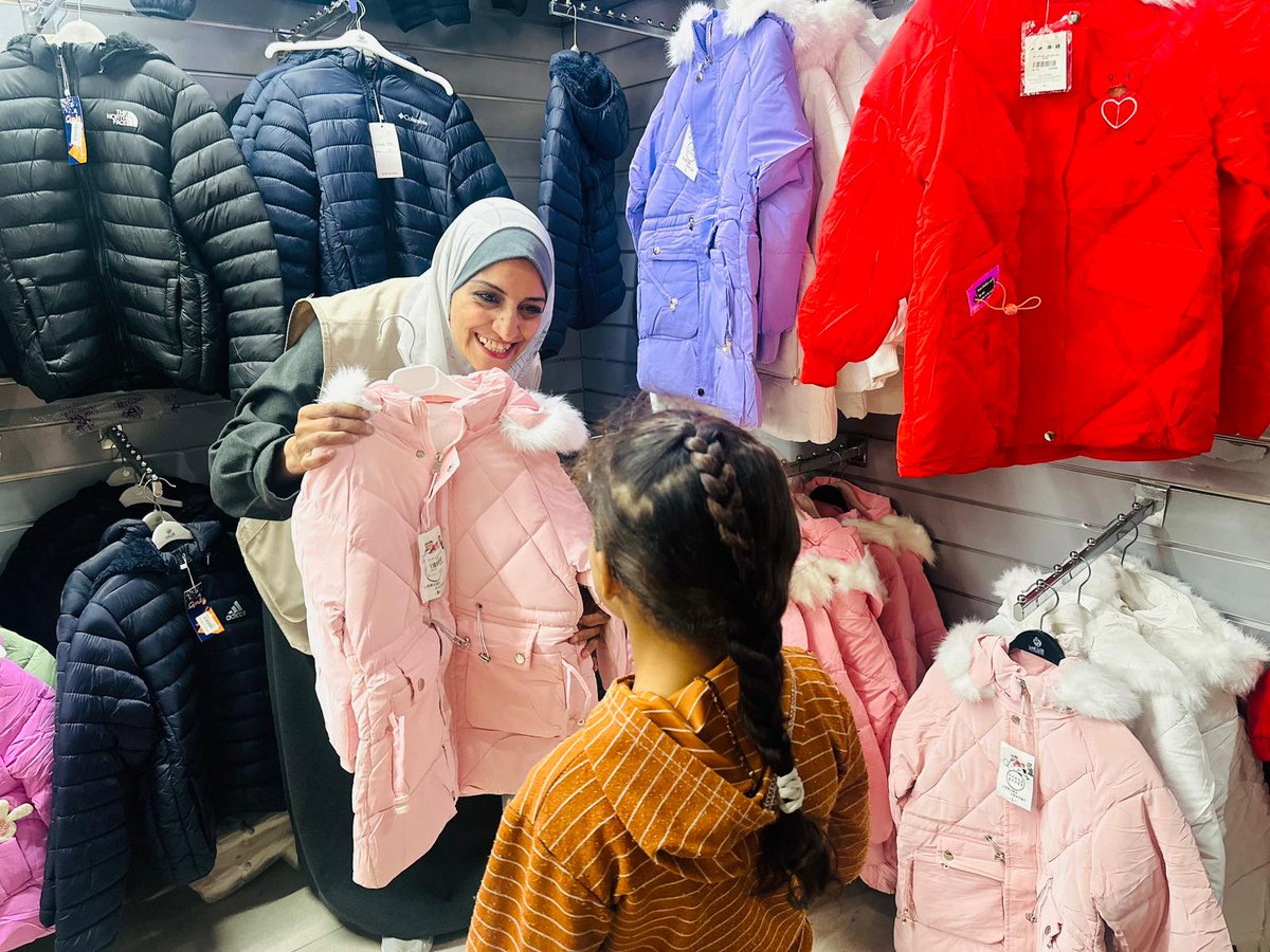 CLOVEKVTISNI's tweet photo. 1/3
Navzdory příměří jsou humanitární potřeby v #Gaza stále kritické.
Nejvíce trpí děti.
Mnohé přišly o rodiče, byly odděleny od rodiny nebo musely opustit domov.
Díky prostředkům ze sbírky #SOSGaza jsme podpořili organizaci @warchild a jejího místního partnera v poskytování psychologické první pomoci dětem a jejich blízkým.