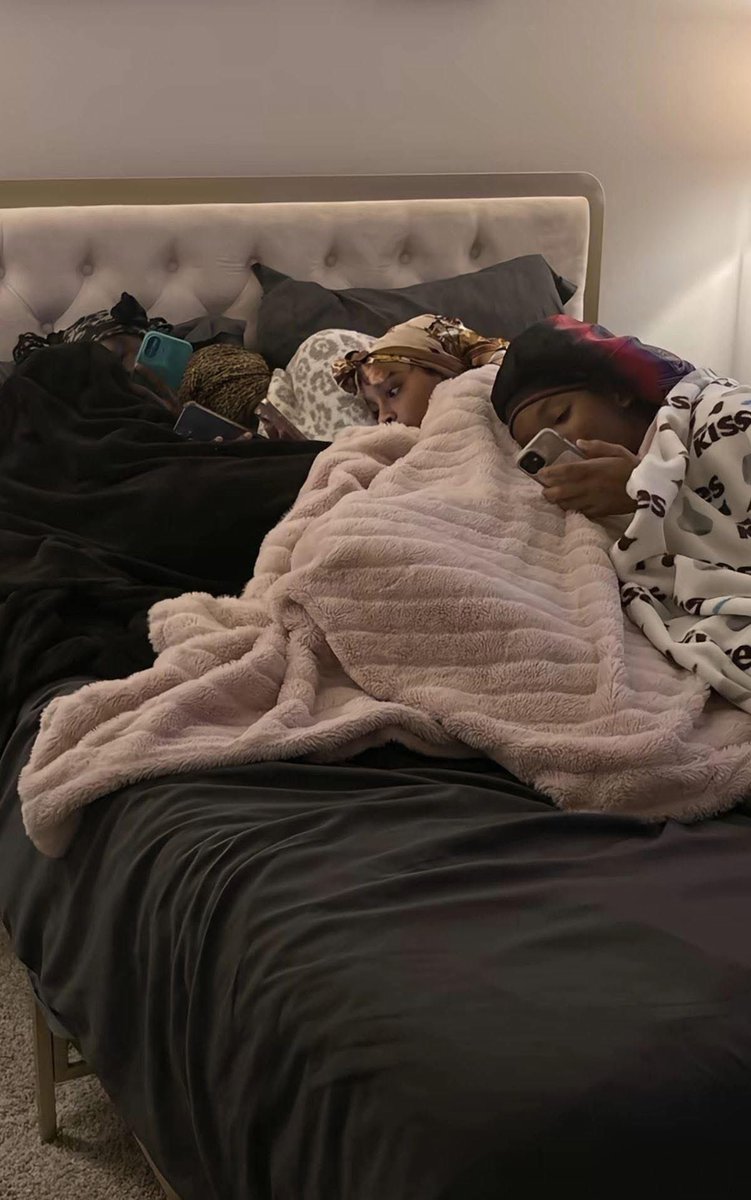 I love my friends that don’t mind coming over to be bored with me ♥️🥰🤞🏾