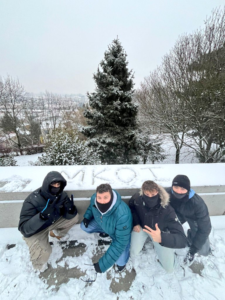 PabloAl64440818's tweet photo. Apoyando a @MovistarKOILoL desde Bratislava.
@jaimemellado_ @IbaiLlanos @KuentinLoL @andercortes @Karchezzz @skain24 https://t.co/rD8Uhjo8PL