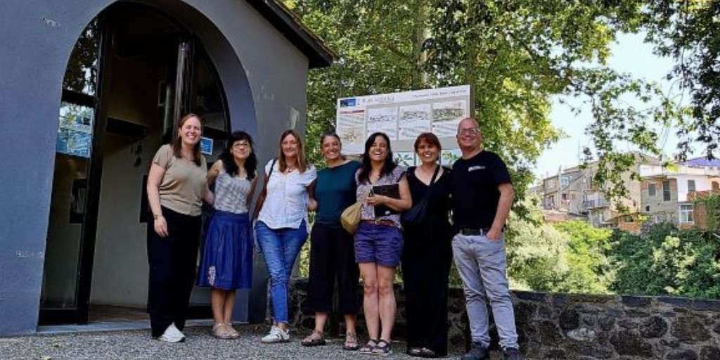 parcscat's tweet photo. 🤝 Acord a #SantJoanLesFonts: Ca l’Esquirolet s'uneix a la Xarxa de centres d'informació d'espais naturals de Catalunya per potenciar el turisme sostenible #CETScat.
📍 Nou punt oficial d'informació de l'Alta Garrotxa i el #PNGarrotxa.
🔗Detalls: https://t.co/8ux5yXyLaB https://t.co/gnlQv24qzc